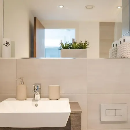 Luxury 1 Bed In Centre *